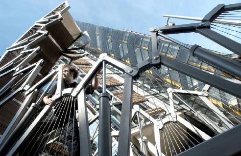 Picture by Roger Bamber: 6 September 2004: Bridge Art.. Sculptor Thomas Heatherwick stands in his curled up Rolling Bridge in Paddington Basin, London ready for the launch of Three Bridges by the Public Art Development Trust and The Paddington Development Corporation. The hydraulic rolling bridge, which uncurls to straddle the canal, is accompanied by a rotating Helix Bridge by Marcus Taylor and a glass bridge by Langlands and Bell., Copyright: Topfoto !ACHTUNG AUFNAHMEDATUM GESCHÄTZT! UnitedArchives1386711