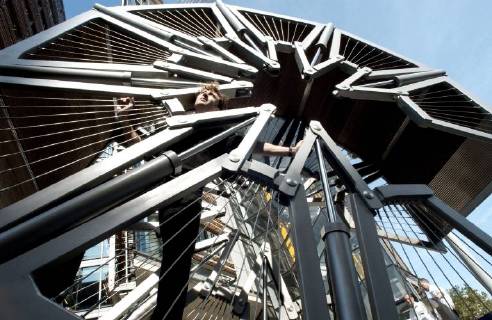 Picture by Roger Bamber: 6 September 2004: Bridge Art.. Sculptor Thomas Heatherwick stands in his curled up Rolling Bridge in Paddington Basin, London ready for the launch of Three Bridges by the Public Art Development Trust and The Paddington Development Corporation. The hrdrolic rolling bridge, which uncurls to straddle the canal, is accompanied by a rotating Helix Bridge by Marcus Taylor and a glass bridge by Langlands and Bell, Copyright: Topfoto !ACHTUNG AUFNAHMEDATUM GESCHÄTZT! UnitedArchives1386716