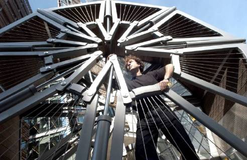 Picture by Roger Bamber: 6 September 2004: Bridge Art.. Sculptor Thomas Heatherwick stands in his curled up Rolling Bridge in Paddington Basin, London ready for the launch of Three Bridges by the Public Art Development Trust and The Paddington Development Corporation. The hydraulic rolling bridge, which uncurls to straddle the canal, is accompanied by a rotating Helix Bridge by Marcus Taylor and a glass bridge by Langlands and Bell., Copyright: Topfoto !ACHTUNG AUFNAHMEDATUM GESCHÄTZT! UnitedArchives1386717