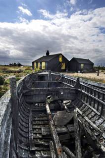 Picture by Roger Bamber: 1 September 2007 : Prospect Cottage, the former home of the late artist and film director Derek Jarman at Dungeness,on Romnet Marsh, Kent. The house and its dry shingle garden is photographed past a long abandoned boat as a piece of sculpture in the garden., Copyright: Topfoto !ACHTUNG AUFNAHMEDATUM GESCHÄTZT! UnitedArchives1388187