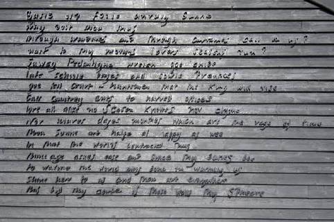 Picture by Roger Bamber: 1 September 2007 : Prospect Cottage, the former home of the late artist and film director Derek Jarman at Dungeness,on Romnet Marsh, Kent. The house and its dry shingle gardenis still cared for by his friends. Picture shows a hand carved poem on the side of the wooden house., Copyright: Topfoto !ACHTUNG AUFNAHMEDATUM GESCHÄTZT! UnitedArchives1388189