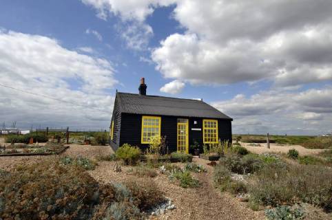 Picture by Roger Bamber: 1 September 2007 : Prospect Cottage, the former home of the late artist and film director Derek Jarman at Dungeness,on Romnet Marsh, Kent. The house and its dry shingle garden is photographed withf his many sculptures made from iron and driftwood., Copyright: Topfoto !ACHTUNG AUFNAHMEDATUM GESCHÄTZT! UnitedArchives1388190