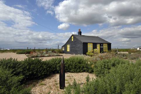 Picture by Roger Bamber: 1 September 2007 : Prospect Cottage, the former home of the late artist and film director Derek Jarman at Dungeness,on Romnet Marsh, Kent. The house and its dry shingle garden is photographed with a piece of driftwood in ring of shrubbery., Copyright: Topfoto !ACHTUNG AUFNAHMEDATUM GESCHÄTZT! UnitedArchives1388191