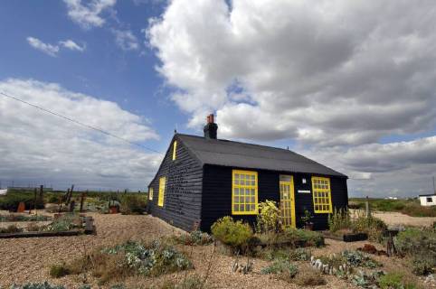 Picture by Roger Bamber: 1 September 2007 : Prospect Cottage, the former home of the late artist and film director Derek Jarman at Dungeness,on Romnet Marsh, Kent. The house and its dry shingle garden is photographed with his many sculptures made from iron and driftwood., Copyright: Topfoto !ACHTUNG AUFNAHMEDATUM GESCHÄTZT! UnitedArchives1388192