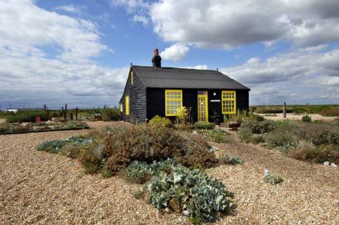Picture by Roger Bamber: 1 September 2007 : Prospect Cottage, the former home of the late artist and film director Derek Jarman at Dungeness,on Romnet Marsh, Kent. The house and its dry shingle garden is photographed with his many sculptures made from iron and driftwood., Copyright: Topfoto !ACHTUNG AUFNAHMEDATUM GESCHÄTZT! UnitedArchives1388193