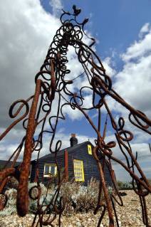 Picture by Roger Bamber: 1 September 2007 : Prospect Cottage, the former home of the late artist and film director Derek Jarman at Dungeness,on Romnet Marsh, Kent. The house and its dry shingle garden is photographed through one of his many sculptures made from iron and driftwood., Copyright: Topfoto !ACHTUNG AUFNAHMEDATUM GESCHÄTZT! UnitedArchives1388194