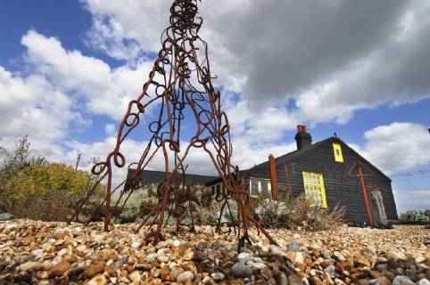 Picture by Roger Bamber: 1 September 2007 : Prospect Cottage, the former home of the late artist and film director Derek Jarman at Dungeness,on Romnet Marsh, Kent. The house and its dry shingle garden is photographed through one of his many sculptures made from iron and driftwood., Copyright: Topfoto !ACHTUNG AUFNAHMEDATUM GESCHÄTZT! UnitedArchives1388197