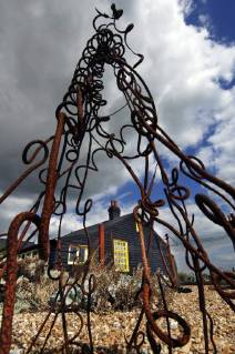 Picture by Roger Bamber: 1 September 2007 : Prospect Cottage, the former home of the late artist and film director Derek Jarman at Dungeness,on Romnet Marsh, Kent. The house and its dry shingle garden is photographed through one of his many sculptures made from iron and driftwood., Copyright: Topfoto !ACHTUNG AUFNAHMEDATUM GESCHÄTZT! UnitedArchives1388198