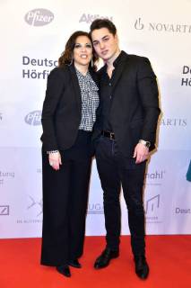 Alice Brauner mit Sohn David Zechbauer bei der Verleihung des 16. Deutschen Hörfilmpreises 2018 im Kino International. Berlin, 20.03.2018