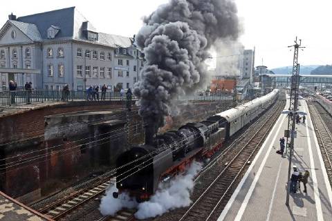 Bilder des Tages 30 Jahre Eisenbahnfreunde Treysa e.V. aus diesem Anlass fand eine Dampfsonderfahrt, Nostalgiefahrt mit einer historischen Dampflok 50 3501 statt die auch am Hauptbahnhof in Siegen einen Stop einlegte Nostalgiefahrt am 25.03.2018 in Siegen Deutschland.