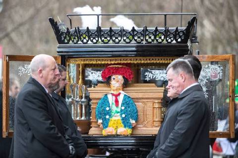 Themen der Woche Bilder des Tages March 28, 2018 - Liverpool, Merseyside, UK - Liverpool, UK. The horse drawn cortege , with a floral Diddy Man propped up against the coffin , arrives at Liverpool Cathedral for the funeral of comedian and performer Sir Ken Dodd , who died on 11th March 2018 at the age of 90 Liverpool UK  - ZUMAl94_ 20180328_zaf_l94_082 Copyright: xJoelxGoodmanx