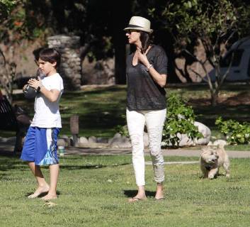 April 22, 2016 - Beverly Hills, California, United States Of America - BEVERLY HILLS, CA - APRIL 22: Simon Cowell s wife Lauren Silverman and sons Eric Cowell and Adam Silverman enjoy a day at the park on April 22, 2016 in Beverly Hills, California..People: Lauren Silverman, Eric Cowell, Adam Silverman. Beverly Hills United States Of America - ZUMAs214 20160422_zca_s214_164 Copyright: xSMGx