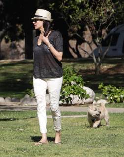 April 22, 2016 - Beverly Hills, California, United States Of America - BEVERLY HILLS, CA - APRIL 22: Simon Cowell s wife Lauren Silverman and sons Eric Cowell and Adam Silverman enjoy a day at the park on April 22, 2016 in Beverly Hills, California..People: Lauren Silverman, Eric Cowell, Adam Silverman. Beverly Hills United States Of America - ZUMAs214 20160422_zca_s214_169 Copyright: xSMGx