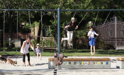 April 22, 2016 - Beverly Hills, California, United States Of America - BEVERLY HILLS, CA - APRIL 22: Simon Cowell s wife Lauren Silverman and sons Eric Cowell and Adam Silverman enjoy a day at the park on April 22, 2016 in Beverly Hills, California..People: Lauren Silverman, Eric Cowell, Adam Silverman. Beverly Hills United States Of America - ZUMAs214 20160422_zca_s214_167 Copyright: xSMGx