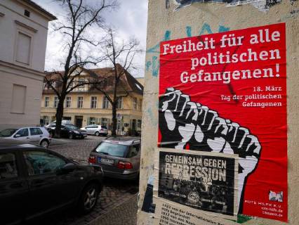 Potsdam, Gutenbergstraße. Plakat der Rote Hilfe: Freiheit für alle politischen Gefangenen Potsdam