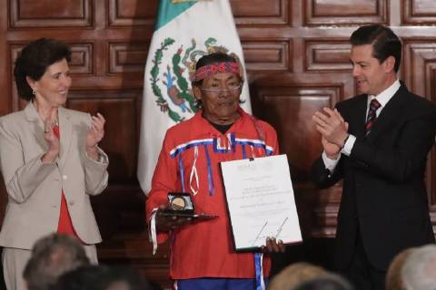 April 2, 2018 - EUM201804CUL04.JPG.CIUDAD DE MEXICO, Award Arts Premios Artes .- La tarde de este lunes 2 de abril de 2018, el presidente Enrique Pena Nieto, hace la entrega del Premio Nacional de Ciencias, Artes y Literatura 2017. En la imagen: el galardonado Francisco Barnett Astorga, Premio Nacional de Artes y Literatura, en el campo de artes y tradiciones populares. Foto: Agencia EL UNIVERSAL Lucia Godinez RDB.  - ZUMAu78_ 20180402_zaf_u78_059 Copyright: xLucoÂAxGodinezx