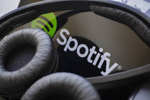 Das Logo des Musik Streaming Dienstes Spotify wird auf einem Smartphone angezeigt. Berlin, 03.04.2018. Berlin Deutschland