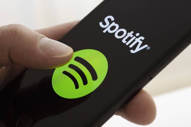 Das Logo des Musik Streaming Dienstes Spotify wird auf einem Smartphone angezeigt. Berlin, 03.04.2018. Berlin Deutschland