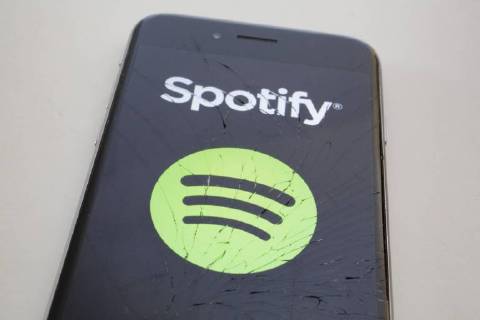 Das Logo des Musik Streaming Dienstes Spotify wird auf einem Smartphone mit gesplittertem Glas angezeigt. Berlin, 03.04.2018. Berlin Deutschland