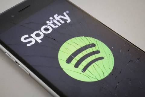 Das Logo des Musik Streaming Dienstes Spotify wird auf einem Smartphone angezeigt. Berlin, 03.04.2018. Berlin Deutschland