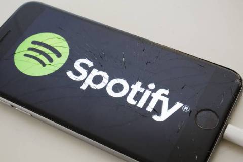 Das Logo des Musik Streaming Dienstes Spotify wird auf einem Smartphone angezeigt. Berlin, 03.04.2018. Berlin Deutschland