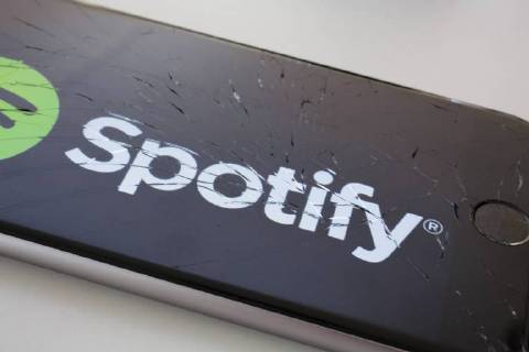 Das Logo des Musik Streaming Dienstes Spotify wird auf einem Smartphone angezeigt. Berlin, 03.04.2018. Berlin Deutschland