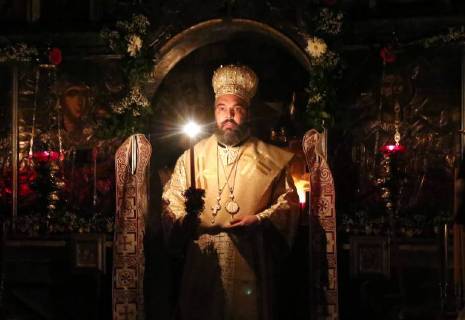 Bilder des Tages Celebration of the great feast in Krka Monastery April 7, 2018, the Monastery of Krka - On Saturday, when the Orthodox believers celebrate the great feast of the Good News, His Eminence Bishop G. Nikodim served in the monastery of Krka with vigilance and Holy Baptism Liturgy. To the gathered crowd of believers who came from all directions, the Bishop congratulated the Resurrection of Jesus on the traditional patroness, Christ the Resurrection. By the arrival of the Bishop of Nicodemus to the entire Dalmatian Diocese for the first time the doors of the Krka Monastery were open to the media on the Great Saturday, to the Vazmena Vdenja, and thus enabled a multitude of believers who were not in the monastery to enjoy watching photographs of the Divine Liturgy.  DuskoxJaramaz PIXSELL