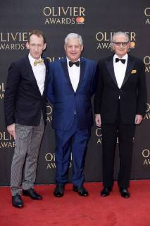 Cameron MacKintosh mit Begleitung bei der Verleihung der Olivier Awards 2018 in der Royal Albert Hall. London, 08.04.2018 Cameron MacKintosh mit Belgeitung
