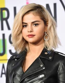 Selena Gomez arriving at the 45th Annual American Music Awards in Los Angeles, California - Nov 19, 2017 - American Music Awards 2017, Los Angeles California United States Microsoft Theatre L.A. Live Copyright: xOxConnorx h_00465340