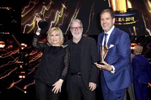 Mary Roos, Wolfgang Trepper und Jan Mewes bei der 13. Verleihung des PRG Live Entertainment Award in der Festhalle Frankfurt. Frankfurt am Main, 09.04.2018