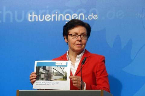10.04.2018, Erfurt Regierungsmedienkonferenz Thüringen Finanzministerin Heike Taubert mit der Bilanz der Finanzämter für das Jahr 2017. Am Ende der Konferenz gab sie ein Statement zur Grunsteuerentscheidung am Bundesverfassungsgerichthof in Karlsruhe