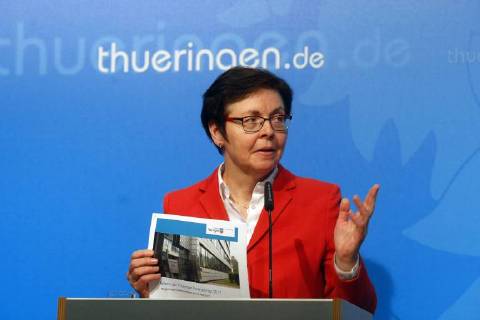 10.04.2018, Erfurt Regierungsmedienkonferenz Thüringen Finanzministerin Heike Taubert mit der Bilanz der Finanzämter für das Jahr 2017. Am Ende der Konferenz gab sie ein Statement zur Grunsteuerentscheidung am Bundesverfassungsgerichthof in Karlsruhe