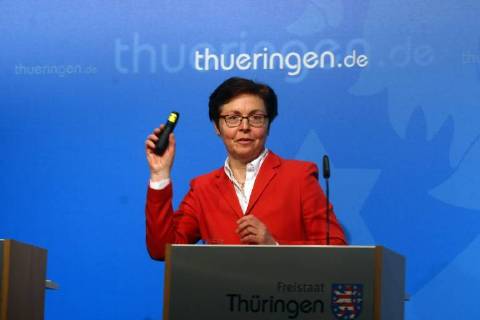 10.04.2018, Erfurt Regierungsmedienkonferenz Thüringen Finanzministerin Heike Taubert mit der Bilanz der Finanzämter für das Jahr 2017. Taubert freut sich über eine Fernbedinung für einen Beamer. Am Ende der Konferenz gab sie ein Statement zur Grunsteuerentscheidung am Bundesverfassungsgerichthof in Karlsruhe