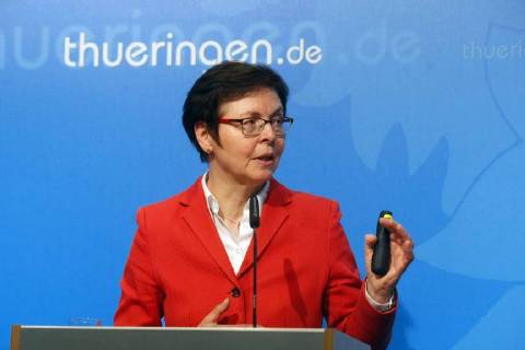 10.04.2018, Erfurt Regierungsmedienkonferenz Thüringen Finanzministerin Heike Taubert mit der Bilanz der Finanzämter für das Jahr 2017. Taubert freut sich über eine Fernbedinung für einen Beamer. Am Ende der Konferenz gab sie ein Statement zur Grunsteuerentscheidung am Bundesverfassungsgerichthof in Karlsruhe