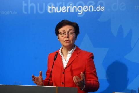 10.04.2018, Erfurt Regierungsmedienkonferenz Thüringen Finanzministerin Heike Taubert mit der Bilanz der Finanzämter für das Jahr 2017. Am Ende der Konferenz gab sie ein Statement zur Grunsteuerentscheidung am Bundesverfassungsgerichthof in Karlsruhe