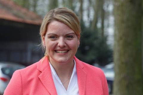 DEU, Deutschland, Nordrhein-Westfalen, Lünen, 11.04.2018: Saisoneröffnung Spargel NRW; 13 Jahre Spargelstraße NRW; Biolandhof Schulze Wethmar Christina Schulze Föcking (CDU), Ministerin für Umwelt, Landwirtschaft, Natur- und Verbraucherschutz des Landes Nordrhein-Westfalen