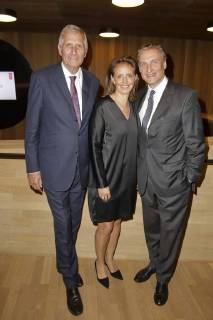 Ulrich Wickert, Jonica Jahr und Jan Peter Goedhart bei der Verleihung des Nannen Preises 2018 in der Elbphilharmonie. Hamburg, 11.04.2018
