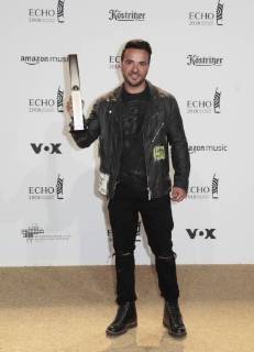 Luis Fonsi (Kategorie Newcomer international)) bei Verleihung Deutscher Musikpreis ECHO 2018 in Messe Berlin.