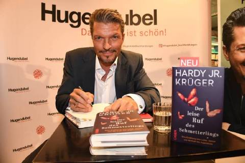 Entertainment Bilder der Woche Bilder des Tages Hardy Krüger jr. Buchpräsentation Der leise Ruf des Schmetterlings Giger Verlag Hugendubel Karlsplatz Buch Lesung lesen München 12. April 2018