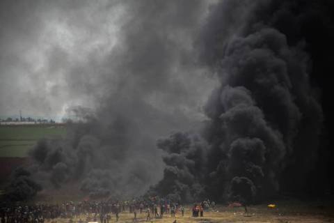 Themen der Woche KW15 Bilder des Tages Palestine: Protests begin along Gaza border Palestinians during a protest demanding the right to return to their homeland,third consecutive week, at the Israel border east of Jabalia in the Gaza City, April 13, 2018. Gaza Palestine Jabalia  RamezxHabboub