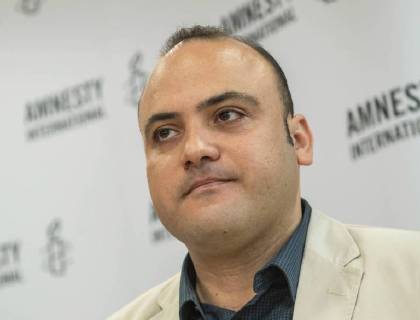 Fuer einen furchtlosen Einsatz trotz staatlicher Repressionen wird das aegyptische Nadeem-Zentrum in Kairo fuer die Rehabilitierung von Opfern von Gewalt und Folter mit dem Menschenrechtspreis von Amnesty International am Montagabend (16.04.18) in Berlin ausgezeichnet. Stellvertretend fuer das Nadeem-Zentrum nimmt der aegyptische Arzt und Menschenrechtsaktivist Taher Mokhtar (Foto bei der Pressekonferenz am Montag) entgegen, da die Betreiber des Zentrums nicht aus Aegypten ausreisen duerfen. Das Nadeem-Zentrum setzt sich seit 25 Jahren fuer Folteropfer ein. Die Mitarbeiter der Organisation errichteten eine Spezialklinik zur Behandlung Ueberlebender von Misshandlungen durch die Sicherheitskraefte, wo Betroffene medizinisch und psychologisch betreut werden. Im Februar 2017 wurde die Klinik von den Behoerden offiziell geschlossen, doch die Copyright: epd-bild ChristianxDitsch EDITORIAL USE ONLY