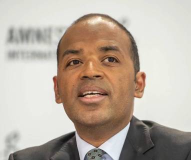 Markus N. Beeko, Generalsekretaer von Amnesty International in Deutschland, bei einer Pressekonferenz zum Amnesty-Menschenrechtspreis 2018 am 16.04.18 in Berlin. Fuer einen furchtlosen Einsatz trotz staatlicher Repressionen wird das aegyptische Nadeem-Zentrum in Kairo fuer die Rehabilitierung von Opfern von Gewalt und Folter mit dem Menschenrechtspreis von Amnesty International am Montagabend (16.04.18) in Berlin ausgezeichnet. Stellvertretend fuer das Nadeem-Zentrum nimmt der aegyptische Arzt und Menschenrechtsaktivist Taher Mokhtar entgegen, da die Betreiber des Zentrums nicht aus Aegypten ausreisen duerfen. Das Nadeem-Zentrum setzt sich seit 25 Jahren fuer Folteropfer ein. Die Mitarbeiter der Organisation errichteten eine Spezialklinik zur Behandlung Ueberlebender von Misshandlungen durch die Sicherheitskraefte, wo Betroffene medizin Copyright: epd-bild ChristianxDitsch EDITORIAL USE ONLY