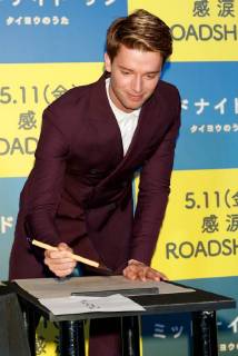 American actor Patrick Schwarzenegger writes his name in Japanese during the Japan premiere for the film Midnight Sun on April 19, 2018, Tokyo, Japan. Arnold Schwarzenegger s son visited Japan to promote his romantic movie Midnight Sun, which will be released in Japan on May 11.  (gxta_patricks0003)