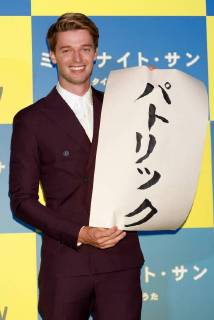 American actor Patrick Schwarzenegger writes his name in Japanese during the Japan premiere for the film Midnight Sun on April 19, 2018, Tokyo, Japan. Arnold Schwarzenegger s son visited Japan to promote his romantic movie Midnight Sun, which will be released in Japan on May 11.  (gxta_patricks0005)