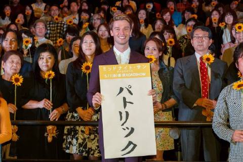 American actor Patrick Schwarzenegger poses for the cameras with the audience during the Japan premiere for the film Midnight Sun on April 19, 2018, Tokyo, Japan. Arnold Schwarzenegger s son visited Japan to promote his romantic movie Midnight Sun, which will be released in Japan on May 11.  (gxta_patricks0017)