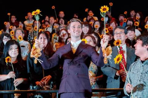 Entertainment Bilder der Woche KW16 Themen der Woche KW16 Bilder des Tages American actor Patrick Schwarzenegger poses for the cameras with the audience during the Japan premiere for the film Midnight Sun on April 19, 2018, Tokyo, Japan. Arnold Schwarzenegger s son visited Japan to promote his romantic movie Midnight Sun, which will be released in Japan on May 11.  (gxta_patricks028)
