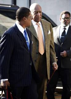 Entertainment Bilder der Woche KW17 Bilder des Tages April 23, 2018 - Norristown, PA, United States - Bill Cosby arrives at court with spokesperson Andrew Wyatton on the first day of jury deliberations as he is retried on charges of Sexual Assault on April 23 2018 at the Montgomery County Courthouse in Norristown, PA Norristown United States  - ZUMAny1_ 20180423_zaf_ny1_067 Copyright: xWilliamxTxWadexJrx