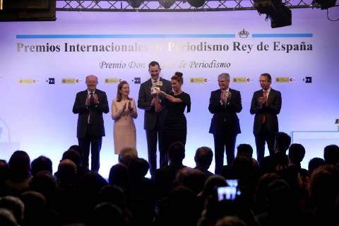 Spanish journalist Alicia Hernandez Sanchez (3R) receives the Press Award from King Felipe VI of Spain (3L), Spanish Foreign Minister, Alfonso Dastis (2R); president of Efe news Agency, Jose Antonio Vera (R); Junior Minister of International Cooperation for Ibero America and Caribbean, Fernando Garcia Casas (L), and Speaker of the Spanish Parliament, Ana Pastor (2L), during the awarding ceremony of the 35th edition of the International King of Spain Awards held in Casa America in Madrid, Spain, 24 April 2018. The awards, organized by Efe news agency and the Spanish Agency for International Development Cooperation (AECID), distinguish the work of journalists from 8 different countries. International King of Spain Journalism Awards !ACHTUNG: NUR REDAKTIONELLE NUTZUNG! Copyright: xj.xj.xguillenx GRAF1243 20180424-636601723317485980