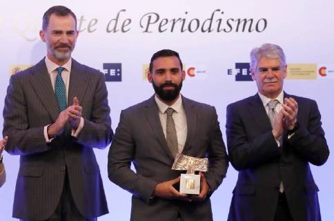 Cuban journalist Julio Baptista Rodriguez (C) receives the Special Ibero American Environment and Sustainable Development Journalism Award from King Felipe VI of Spain (L) and Spanish Foreign Minister, Alfonso Dastis (R), during the awarding ceremony of the 35th edition of the International King of Spain Awards held in Casa America in Madrid, Spain, 24 April 2018. The awards, organized by Efe news agency and the Spanish Agency for International Development Cooperation (AECID), distinguish the work of journalists from 8 different countries. International King of Spain Journalism Awards !ACHTUNG: NUR REDAKTIONELLE NUTZUNG!  Copyright: xJAVIERxLIZONx GRAF1251 20180424-636601730631621853