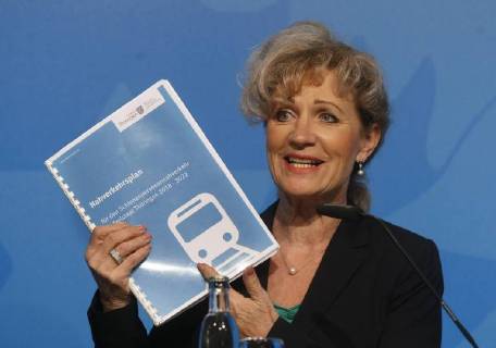 Bilder des Tages 24.04.2018, Erfurt Regierungsmedienkonferenz Thüringen Thüringens Verkehrsministerin Birgit Keller stellt den Nahverkehrsplan 2018 bis 2022 für den Freistaat Thüringen vor.
